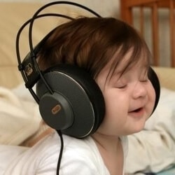 מקשיב למוסיקה
